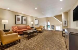 uma ampla sala de estar com um sofá e cadeiras em Extended Stay America Suites - Indianapolis - Northwest - College Park em Indianápolis
