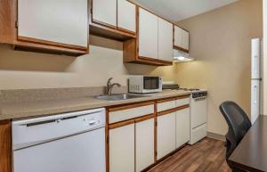 una pequeña cocina con fregadero y microondas en Extended Stay America Suites - Indianapolis - Northwest - College Park, en Indianápolis