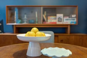 a bowl of lemons on top of a table at Charming Beach Retreat in Toronto