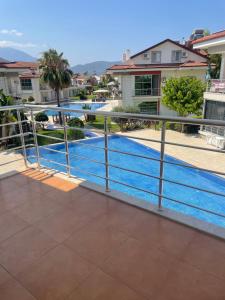 Výhled na bazén z ubytování Çalış günlük ev nebo okolí