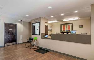 a lobby with a waiting area with a cash register at Extended Stay America Suites - Kansas City - Overland Park - Quivira Rd in Lenexa