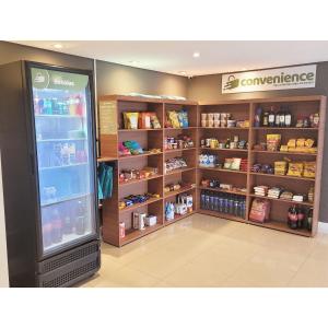 un negozio con frigorifero e scaffali con cibo di Flat Studio Granja Viana Completo 411 a Cotia
