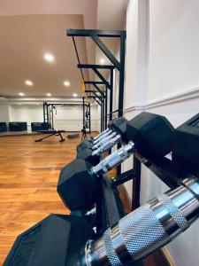 einen Fitnessraum mit Fitnessgeräten in einem Zimmer in der Unterkunft Temporarios NYC - 1 (Córdoba) in Cordoba