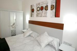 A bed or beds in a room at Hostal San Ignacio Centro