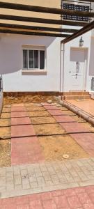 a building with a window and a brick sidewalk at Siente el relax. in Alcossebre