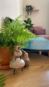uma mesa com um vaso de plantas e duas figuras num chão em Casa Oscar: Entire apartment Venice.Mestre station em Mestre