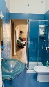 uma casa de banho azul com um lavatório e um WC em Casa Oscar: Entire apartment Venice.Mestre station em Mestre