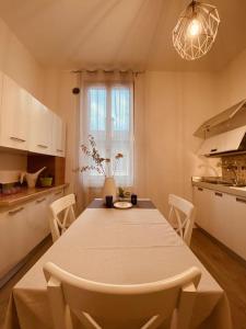 uma cozinha com uma mesa e cadeiras e uma cozinha com uma janela em Casa Oscar: Entire apartment Venice.Mestre station em Mestre