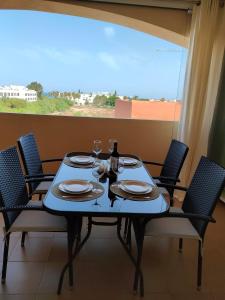 ベラにあるEDA Paradise Vera Playaのテーブル(椅子、皿、ワイングラス付)