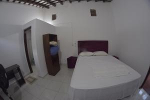 ein weißes Schlafzimmer mit einem Bett in einem Zimmer in der Unterkunft Hotel La Mansión in Villarrica
