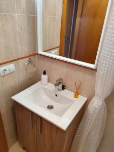 uma casa de banho com um lavatório e um espelho em EDA Paradise Vera Playa em Vera