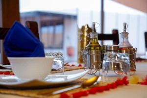 梅尔祖卡Desert Magic Camp的一张桌子上放着一盘酒和瓶装葡萄酒 更多41张照片