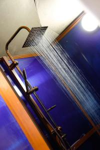 梅尔祖卡Desert Magic Camp的一张带刀的密床