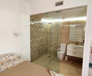 un baño con ducha y WC en El Rincón de Madera - Apartamento céntrico en Conil, en Conil de la Frontera 10 fotos más