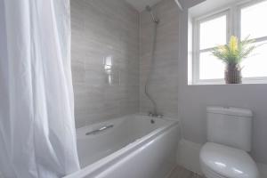 Koupelna v ubytování Lovely 2 Bedroom Condo with River & City View