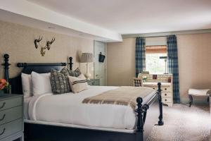 The White Barn Inn & Spa, Auberge Resorts Collection في كينبونك: غرفة نوم بسرير كبير ومكتب