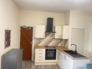 Kuchyň nebo kuchyňský kout v ubytování SEV Studio Apartment, Castleford