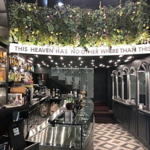 een restaurant met een bar met een bord dat leest dat deze hemel heeft niets anders dan bij MILUAR Luxury B&B - Vanvitelli in Napels