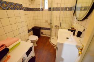mała łazienka z umywalką i toaletą w obiekcie Romeo&Juliet w mieście Opatija
