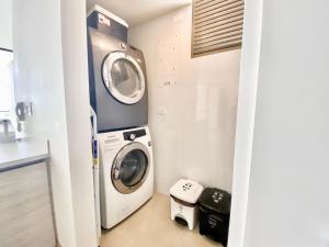 a laundry room with a washer and dryer in it at Espectacular frente al Mar- Morros Zoe - Playa Manzanillo Cartagena in Cartagena de Indias