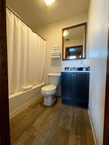 Een badkamer bij Hanging Horn Lakeside Resort
