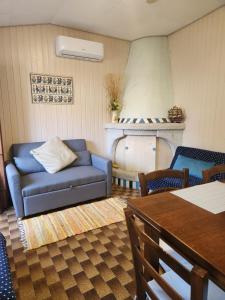 ein Wohnzimmer mit einem Sofa und einem Tisch in der Unterkunft Tertium house in Telti
