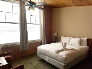 Ένα ή περισσότερα κρεβάτια σε δωμάτιο στο Hanging Horn Lakeside Resort