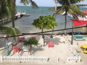 卡爾克島的住宿－Chila's Accommodations，享有海滩美景,配有桌椅