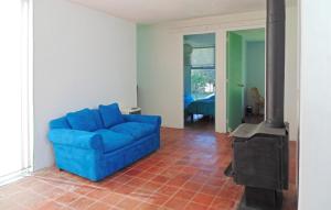 un sofá azul en la sala de estar con fogones en Casa Lago Rapel, en Las Cabras