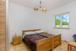 - une chambre avec un lit et une fenêtre dans l'établissement Villa Oasis near Krka Waterfalls, à Drniš