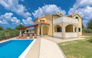 une villa avec une piscine et une maison dans l'établissement Villa Oasis near Krka Waterfalls, à Drniš