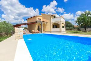 Kolam renang di atau dekat dengan Villa Oasis near Krka Waterfalls