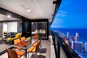 ein Wohnzimmer mit Stadtblick in der Unterkunft Three Bedroom, Level 57 - Circle on Cavill - Self Contained, Privately Managed Apartments in Gold Coast