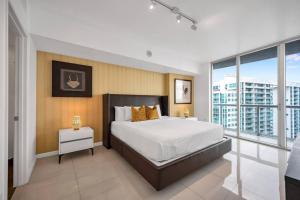 Un dormitorio con una cama grande y una ventana grande en 38th floor W residence with amenities, en Miami 33 fotos más