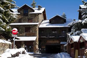 埃爾塔特的住宿－El Tarter - Andorra，被雪覆盖的建筑物,没有标志