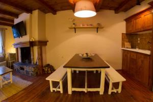 cocina con mesa y sillas en una habitación en El Tarter - Andorra, en El Tarter