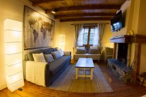 sala de estar con sofá azul y chimenea en El Tarter - Andorra, en El Tarter