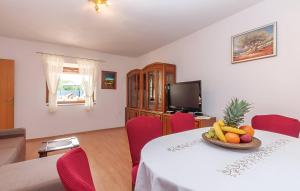 een woonkamer met een tafel met een fruitschaal erop bij NEW! Authentic Stone House In National Park Krka in Puljane