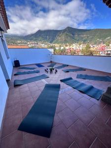 un grupo de colchonetas azules en el techo de un edificio en Canary Bio Hostel Tenerife, en Los Realejos