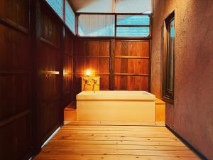 a bath tub in a room with a window at Ryutakuzenji 宿坊 in Takasaki