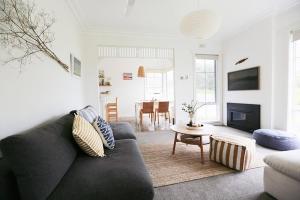 瓦南布爾的住宿－Bluey，客厅配有沙发和桌子