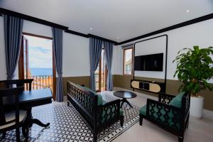 富国SUNSET BAY RETREAT的配有电视、桌椅的客厅