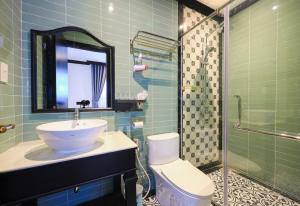 富国SUNSET BAY RETREAT的带水槽、马桶和淋浴的浴室 更多120张照片