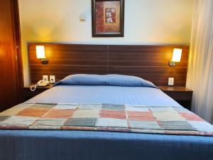 a bedroom with a bed with a wooden head board at The Time Flat - Berrini - 200 metros do WTC in Sao Paulo