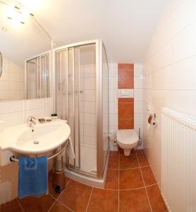 Koupelna v ubytování Schi- und Wanderhotel Berghof + 33 fotografií
