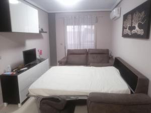 1 dormitorio con 1 cama grande y 1 sofá en appartamento ,arredato ,nuovo, en San Fulgencio