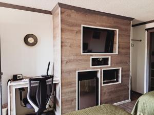 TV a/nebo společenská místnost v ubytování Dunes Motel - Bend