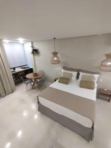 1 dormitorio con 1 cama grande y 1 mesa en Casa Oyá en Morro de São Paulo