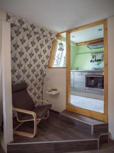 uma sala de estar com um espelho e uma cadeira em FeWo-tt em Traben-Trarbach