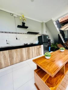 Kuchyň nebo kuchyňský kout v ubytování Akatara Ubud Villa